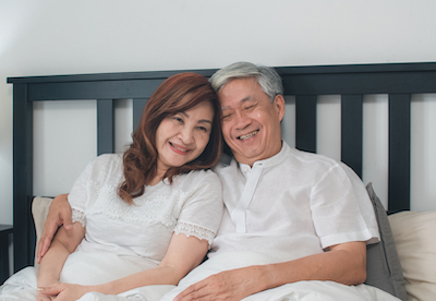 Couple paisible dans leur lit