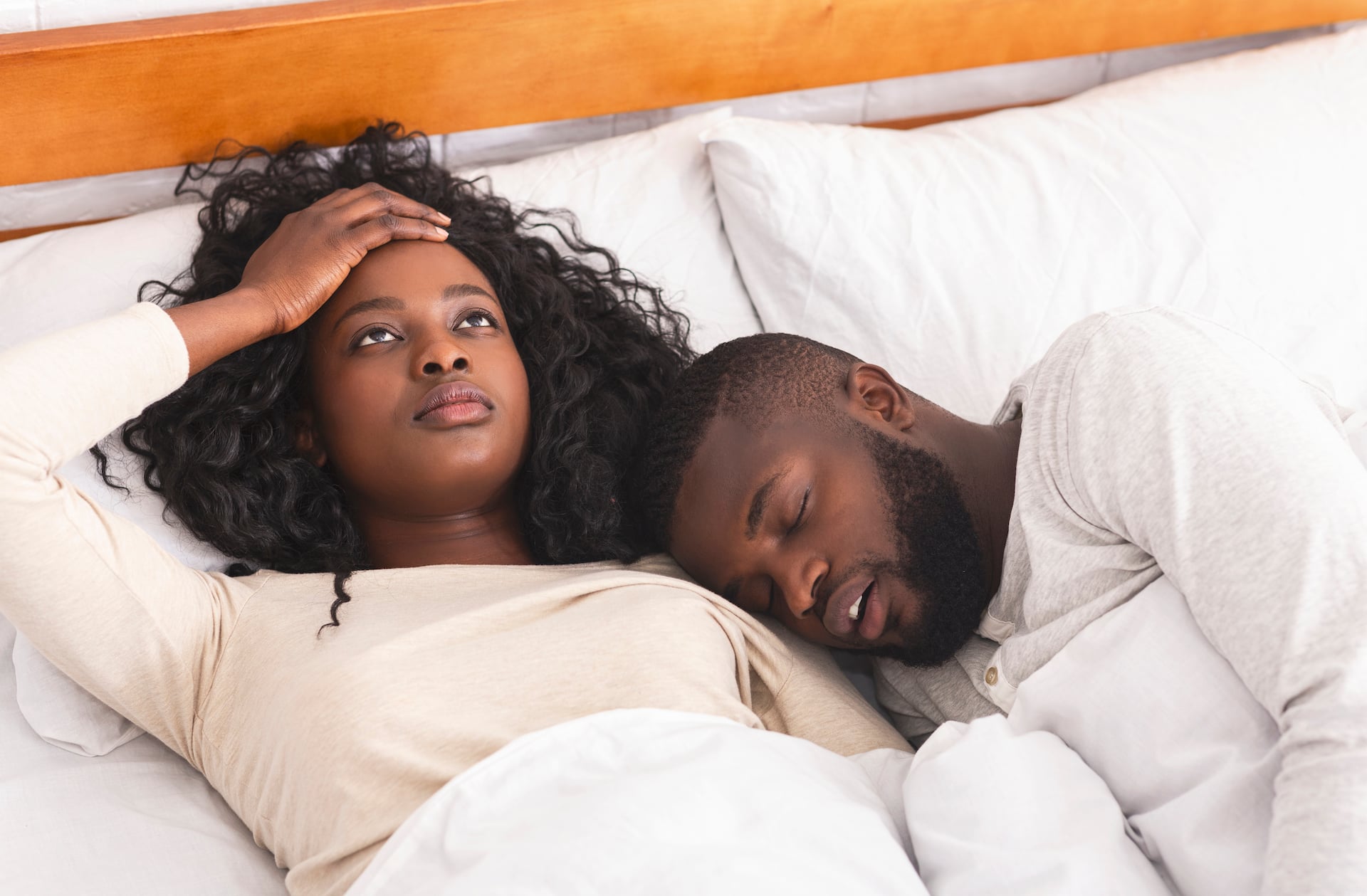 Femme qui a de la difficulté à dormir à cause du ronflement