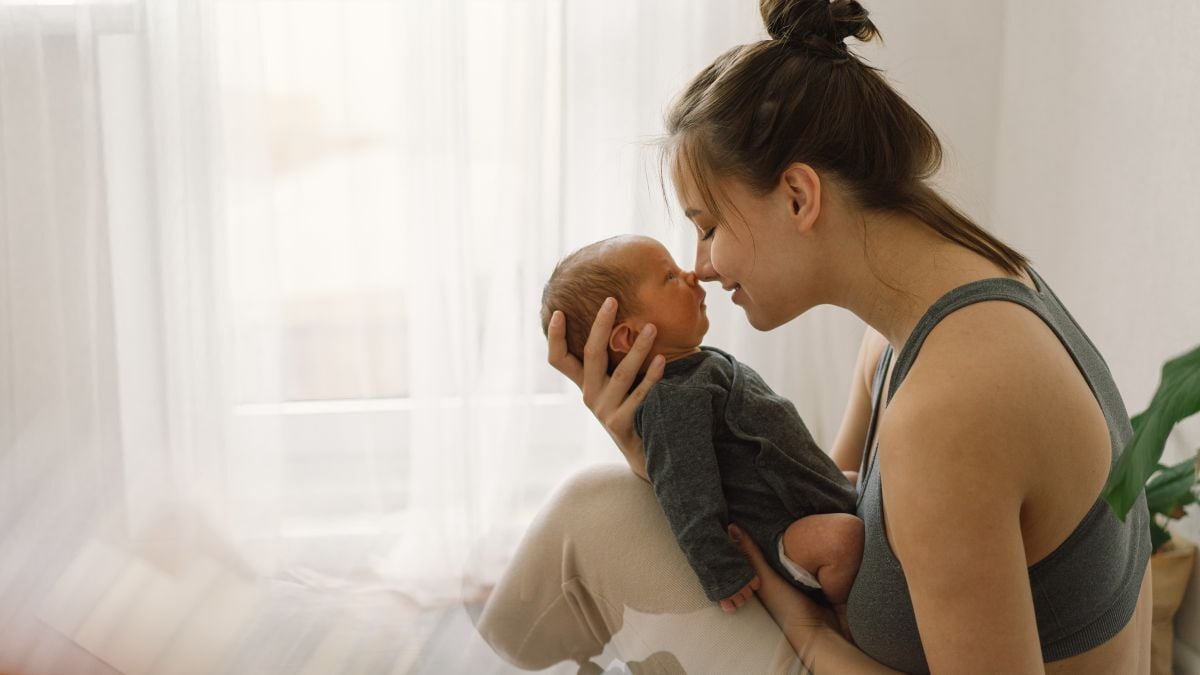 une mère tient son enfant nouveau-né dans ses bras