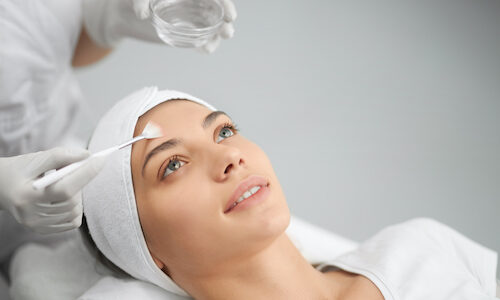 Femme qui recoit un soin pour le visage en clinique