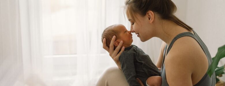 une mère tient son enfant nouveau-né dans ses bras